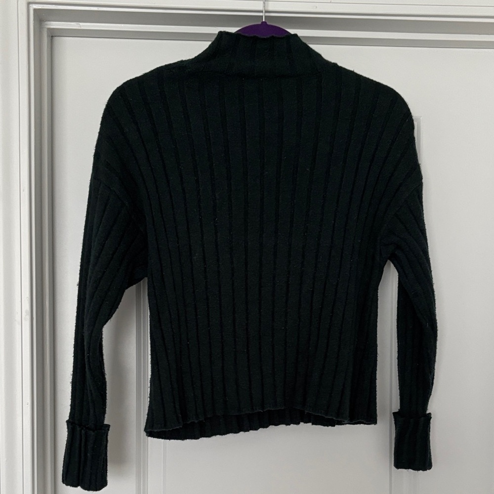 Green Cowl Neck Sweater with Ribbed Pattern - Picture 2 of 5